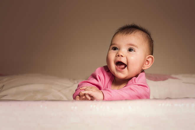 Bé chưa mọc răng vì lợi của con cứng