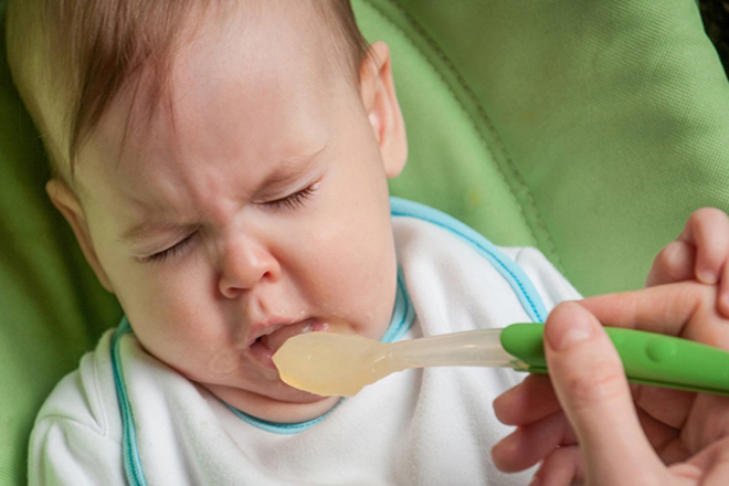Bé lười ăn khiến mẹ lo lắng