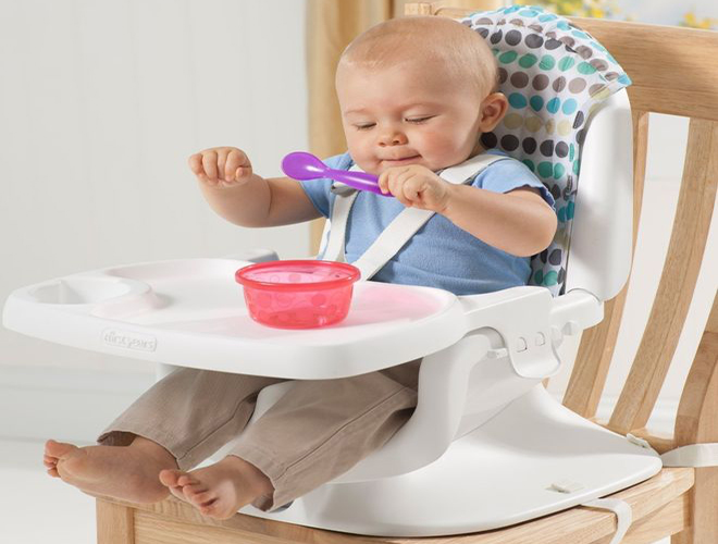 Cho bé ăn cùng bữa với gia đình sẽ giúp cải thiện tình trạng lười ăn