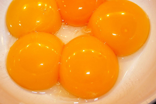 Lòng đỏ trứng