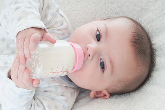 Bé 9 tháng chưa mọc răng cần được cung cấp đủ canxi