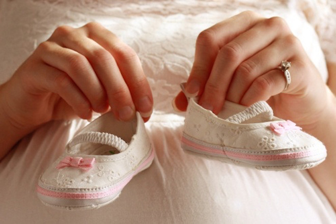 Mẹ bầu và đôi giày của bé