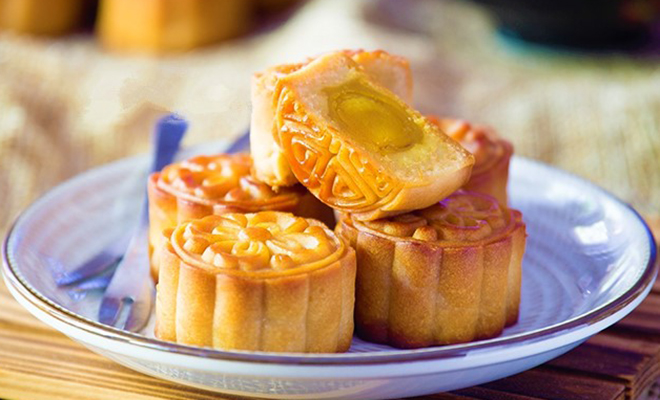 Bánh trung thu truyền thống nhân trứng muối hạt sen