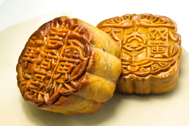 Bánh trung thu truyền thống nhân trứng muối