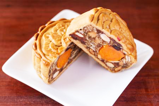 Bánh trung thu nhân trứng muối xưa