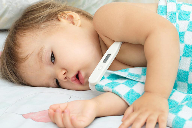 Kiểm tra nhiệt độ cơ thể trẻ