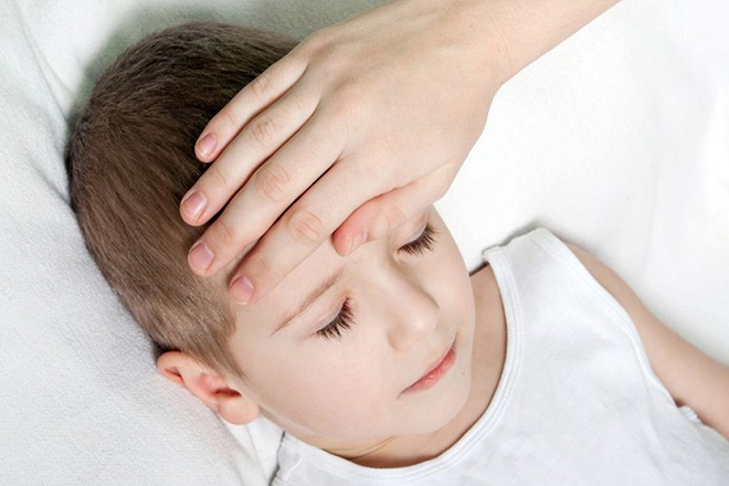 Khi trẻ sốt hãy giữ phòng trẻ ở thoáng mát