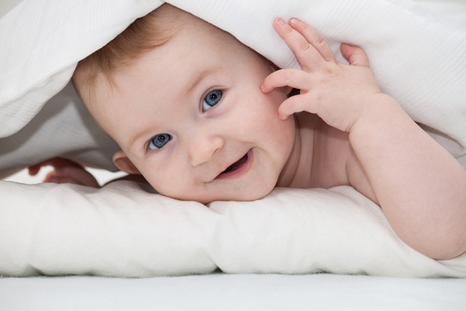 Bé 5 tháng tuổi biết làm gì