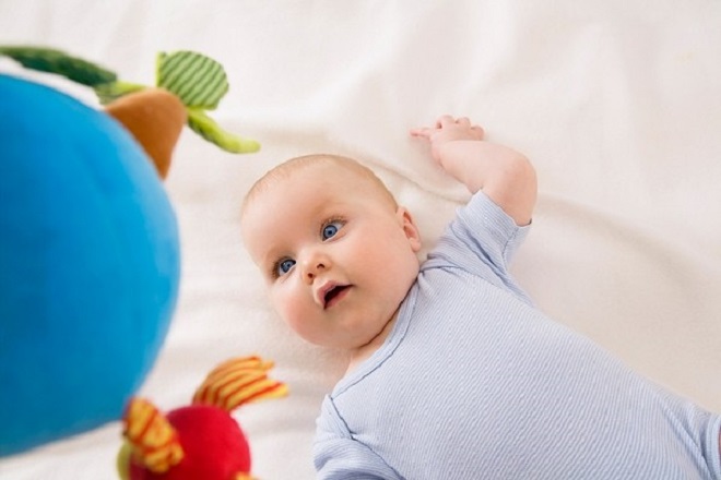Bé 5 tháng tuổi tỏ ra thích thú với đồ chơi nhiều màu sắc