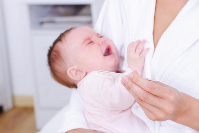 Bé khóc khi bị sốt