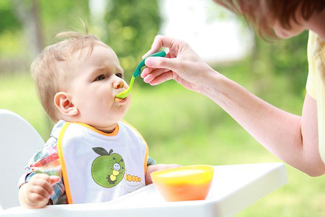 Bé 7 tháng có thể ăn nhiều thức ăn giàu tinh bột