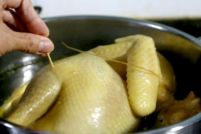 Kiểm tra độ chín của gà