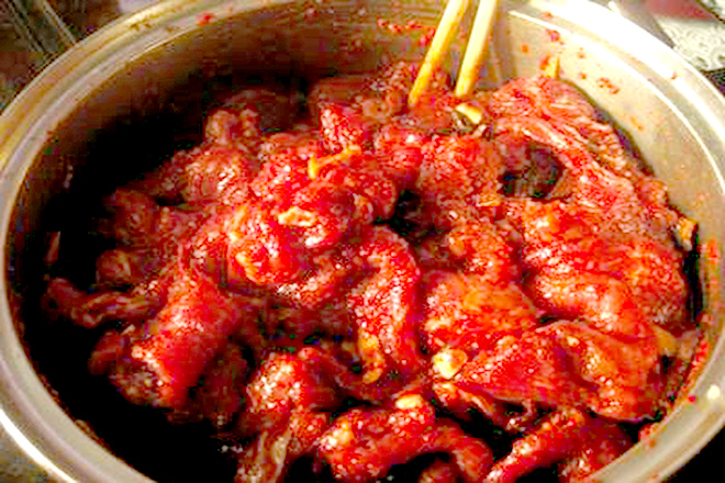 Ướp thịt bò với gia vị