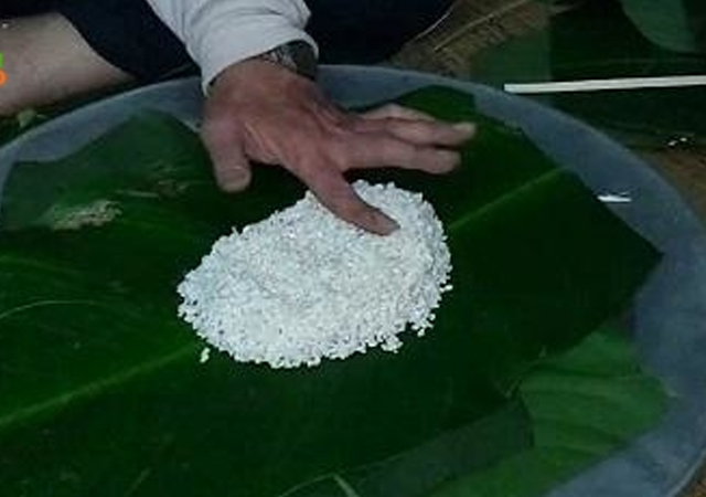 đổ gạo nếp lên lá chuối
