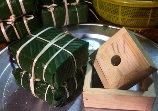 bánh chưng sau khi gói bằng khuôn