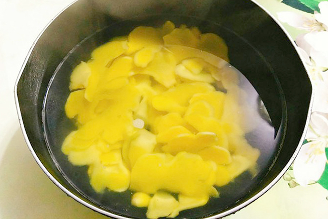 Chần gừng qua nước sôi