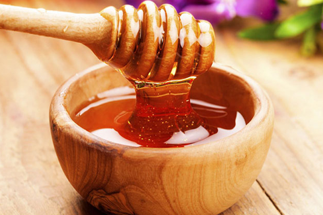 Cho mật ong nhiều để có món mứt gừng dẻo mật ong ngon