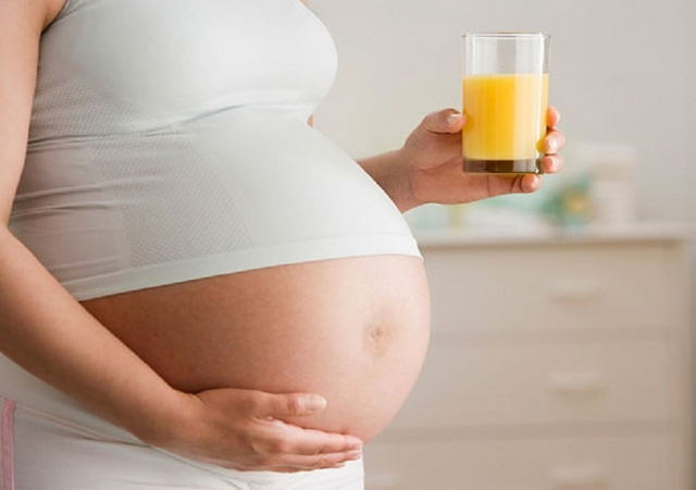 Mẹ bầu uống nước gì khi thiếu ối