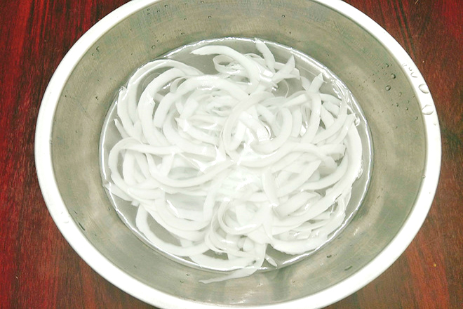 Xả sạch dừa với nước