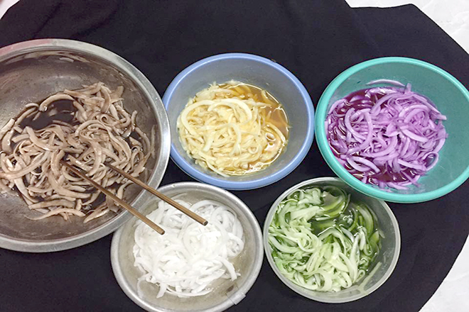 Ngâm dừa với đường và màu