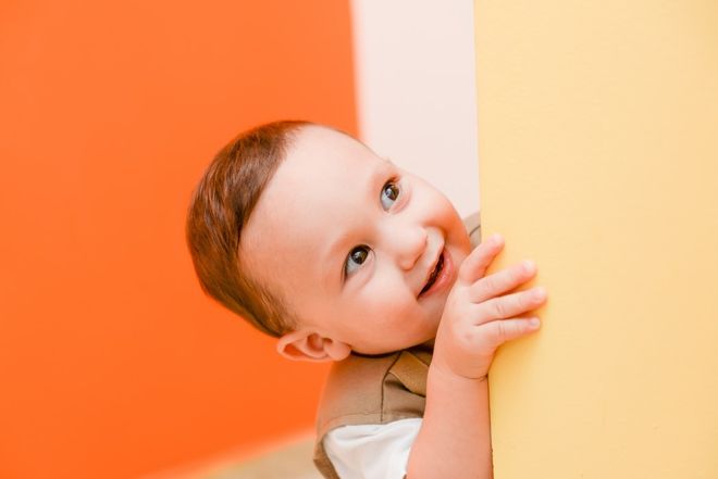 Khoảnh khắc dễ thương của trẻ khi chơi trốn tìm