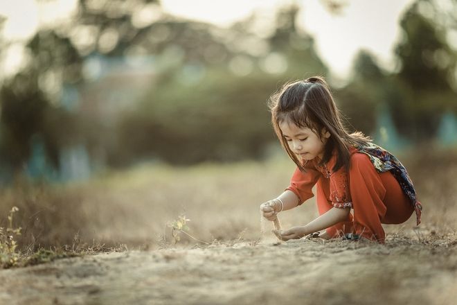 Trẻ chơi với cát