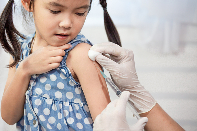 Tiêm vaccine sởi cho trẻ