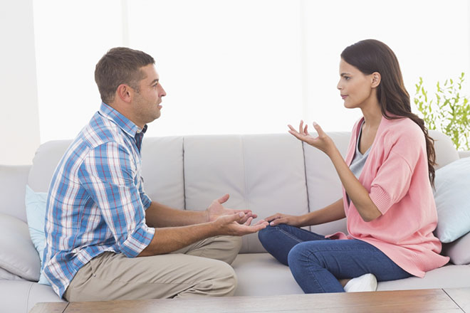 Vợ chồng trao đổi thảo luận