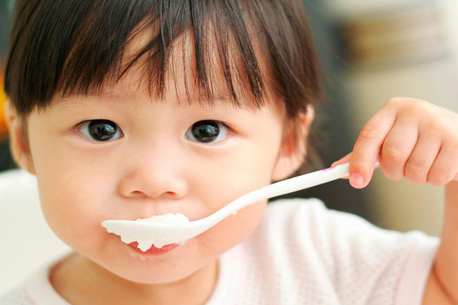 Trẻ tự xúc ăn