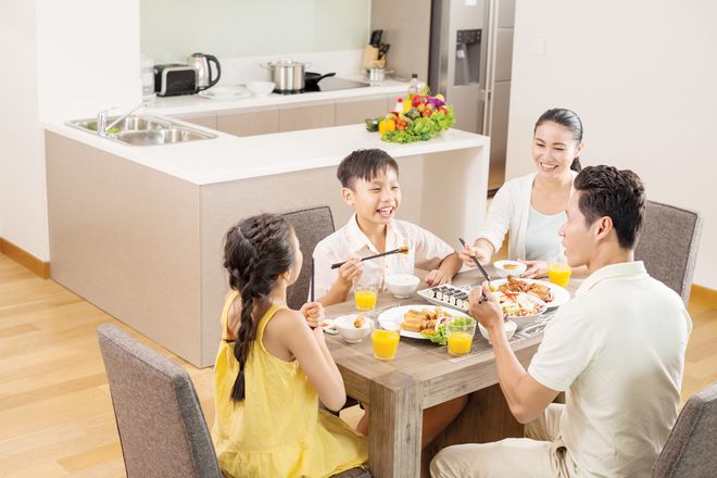 Trẻ ăn uống cùng ba mẹ