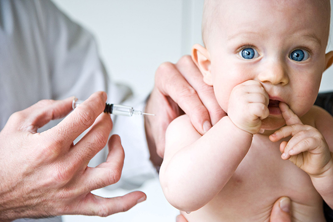 Tiêm vaccine ngừa sởi cho trẻ
