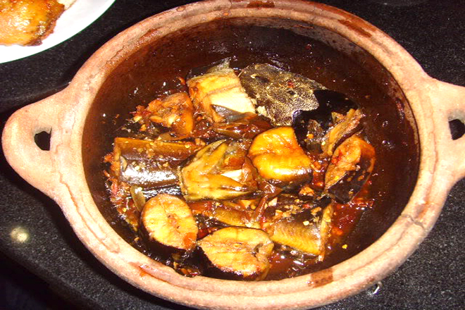 Cá trê kho nghệ