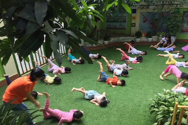 trẻ tập thể dục