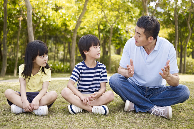 Bố nói chuyện thân thiện ôn tồn với con cái