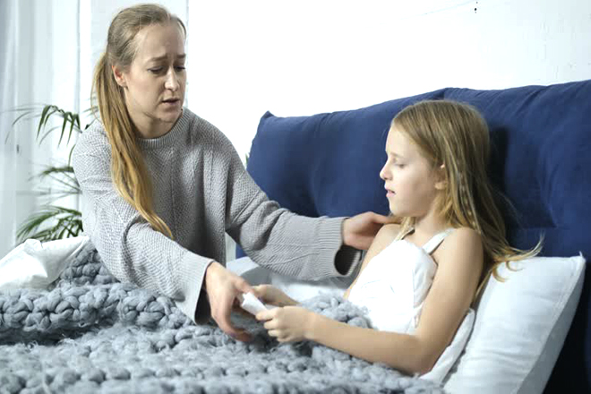 Mẹ chăm sóc con gái