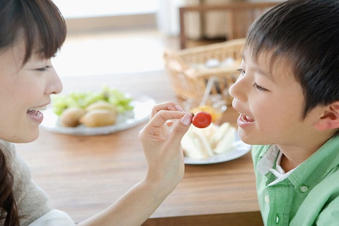 Bé trai ăn cùng mẹ