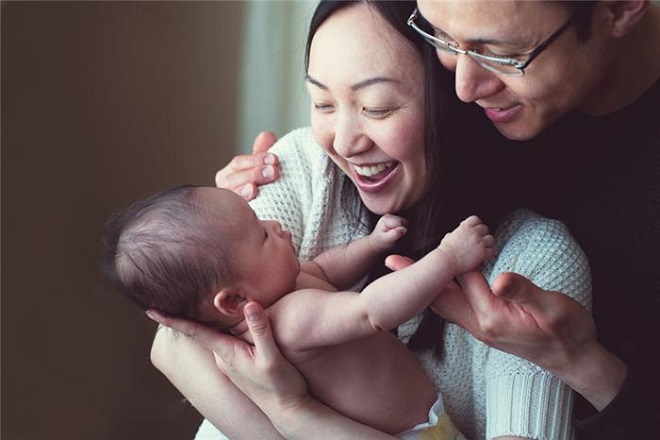 bố mẹ và em bé