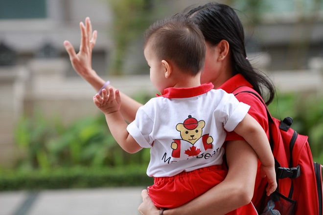 mẹ đón bé