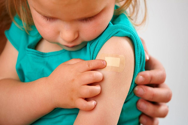 Giải thích cho trẻ lớn về việc tiêm vaccine để trẻ hiểu và chấp nhận