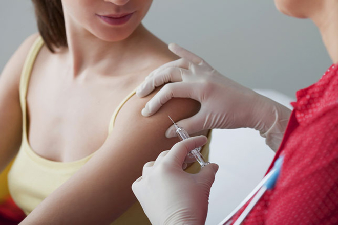 Phụ nữ tiêm phòng vaccine