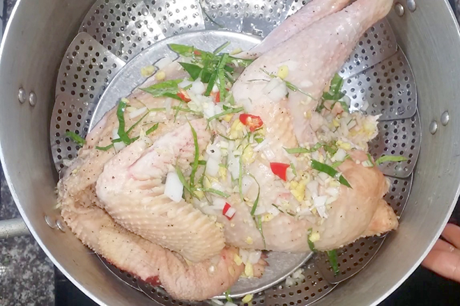 Gà ướp gia vị rồi hấp sẽ ngon hơn