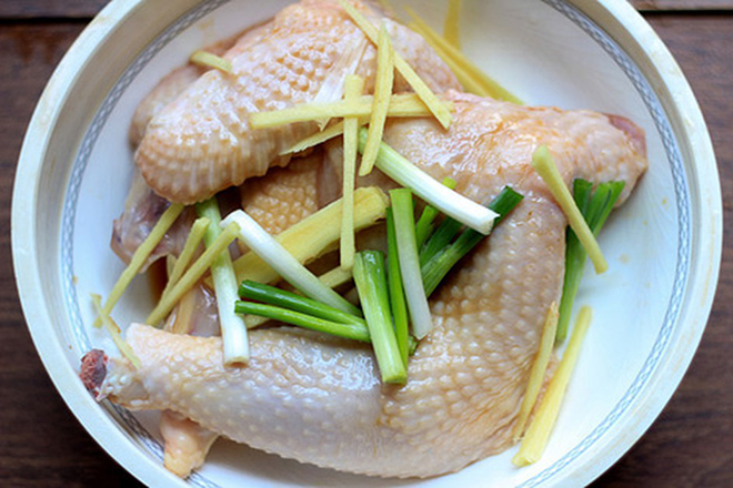 Cho gà vào nồi cơm điện hấp