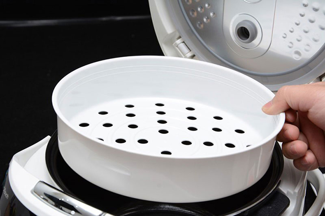 Khay hấp ở nồi cơm điện