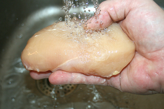 Rửa ức gà