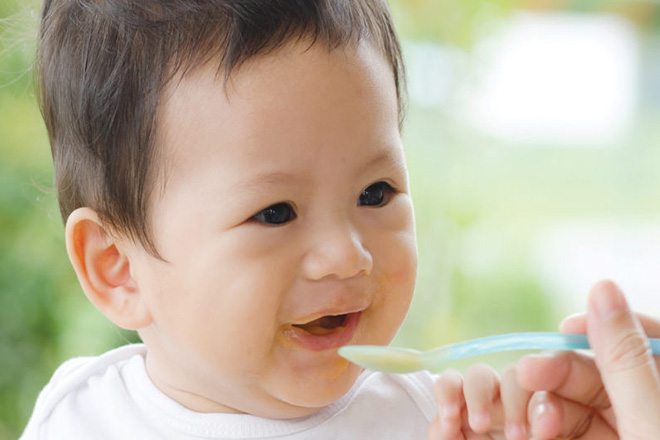 Bé ăn cháo vui vẻ