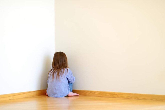 Bé bị mẹ phạt ngồi góc tường
