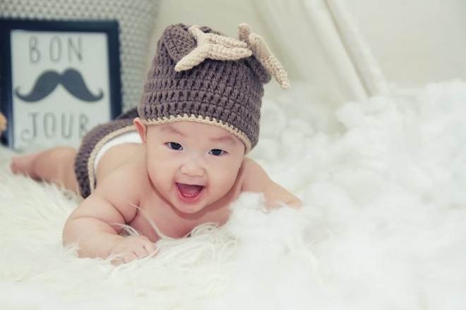 em bé lật