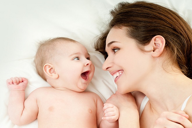 trò chuyện với bé