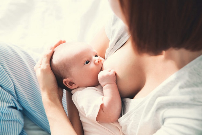 bé bú sữa mẹ