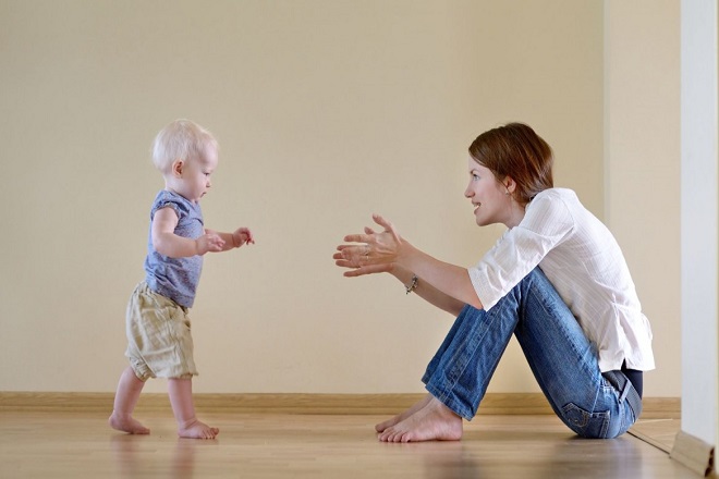 khuyến khích bé tập đi